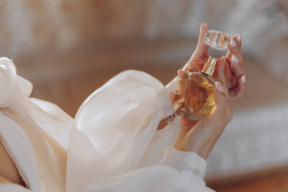 Kako se parfum razvija na koži? Isti parfum na različnih ljudeh diši drugače